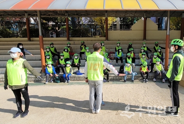 학생들이 강사로부터 자전거 안전교육을 받고 있다.(사진=수원시)