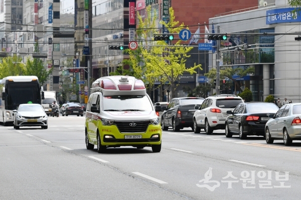 도로를 운행 중인 119 구급차.(사진=수원시)