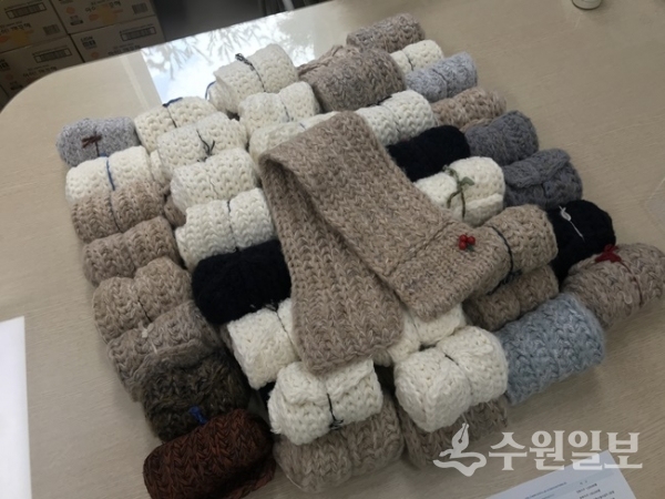 상현2동에 기부된 목도리.(사진=용인시)