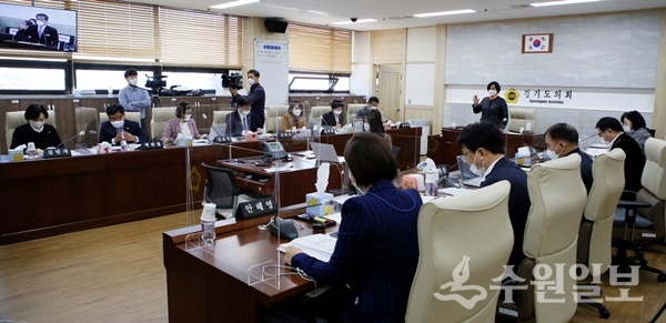 9일 경기도의회 경제노동위원회가 경기도시장상권진흥원을 대상으로 행정사무감사를 하고 있다.(사진=경기도의회)