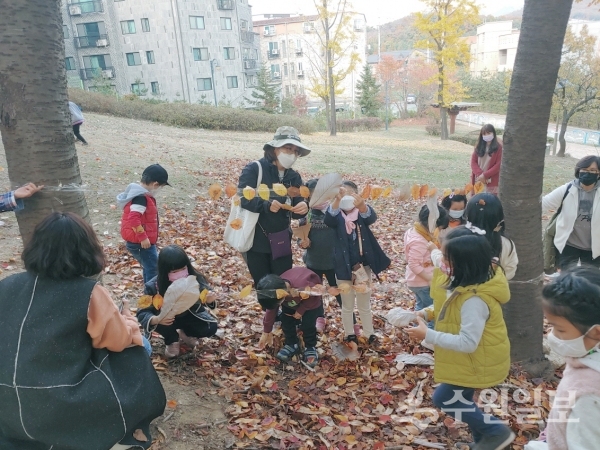 어린이들이 의왕시가 마련한 프로그램에서 즐겁게 놀고 있다.(사진=의왕시)