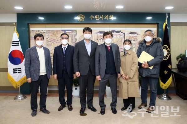 조석환 수원시의장(이 대한안마사협회 관계자들과 기념사진을 찍고 있다.(사진=수원시의회)