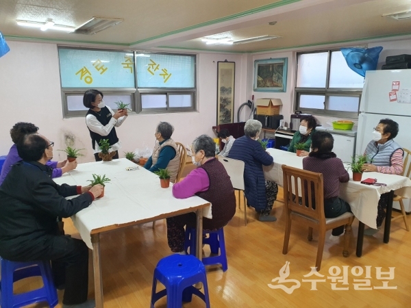 어르신들이 권선구 노인문화교실에 참여하고 있다.(사진=권선구)