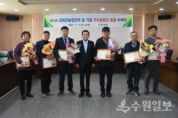 유천호 강화군수(가운데)가 표창 수상자들과 포즈를 취했다.(사진=강화군)