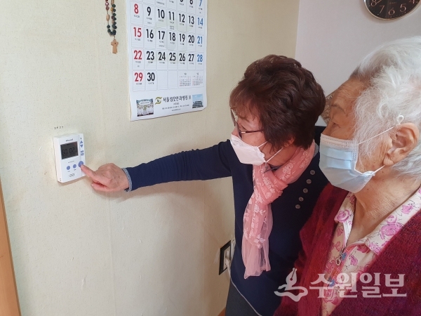 노인맞춤돌봄서비스 수행기관의 생활지원사가 난방 시설을 점검하고 있다.(사진=수원시)