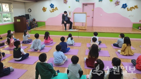 한별어린이집 어린이들이 권영섭 한국원로만화가협회 회장로부터 이야기를 듣고 있다. (사진=영통구)