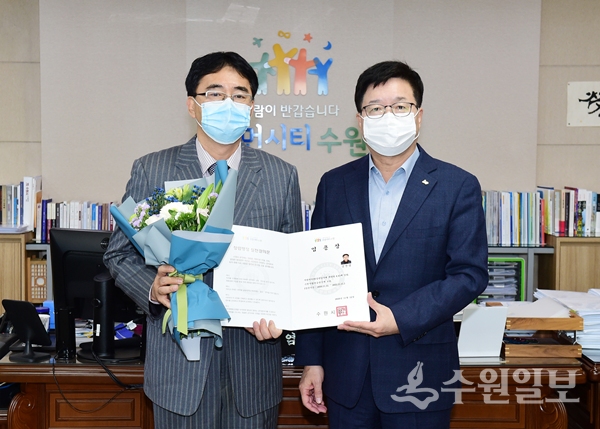 염태영 수원시장(오른쪽)이 신임 김진엽 수원시립미술관장에게 임용장을 전달하고 있다.(사진=수원시)