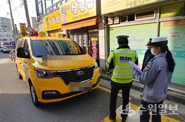 권선구 관계자, 경찰관 등이 어린이 통학버스를 확인하고 있다.(사진=권선구)