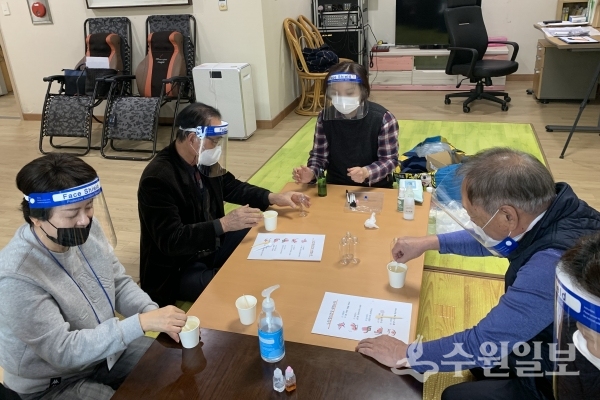 경로당 어르신들이 안면 마스크를 쓰고 팔달구에서 마련한 프로그램에 참여하고 있다.(사진=팔달구)