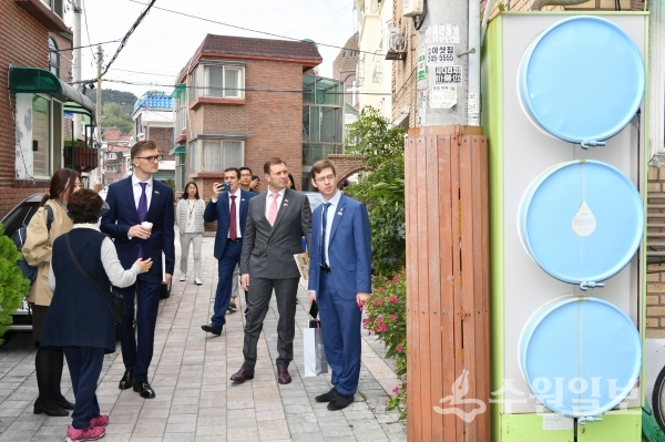 지난해 10월 수원시를 방문한 러시아 니즈니노브고로드시 대표단이 행궁동 생태교통마을을 둘러보고 있다.(사진=수원시)