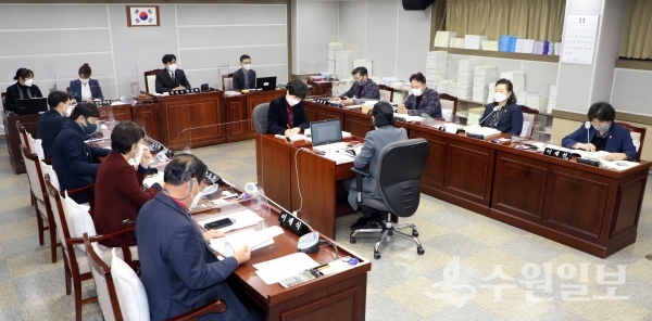 기획경제위 행정사무감사.(사진=수원시의회)