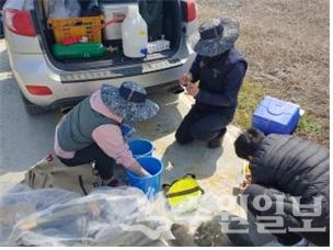 서식 어종 유전자 샘플 채취 장면.(사진=경기도)