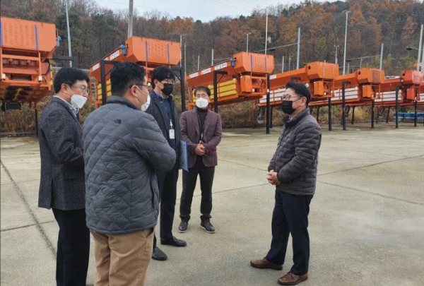 김능식 오산시 부시장(오른쪽_이 제설전진기지를 찾아 설명을 듣고 있다.(사진=오산시)