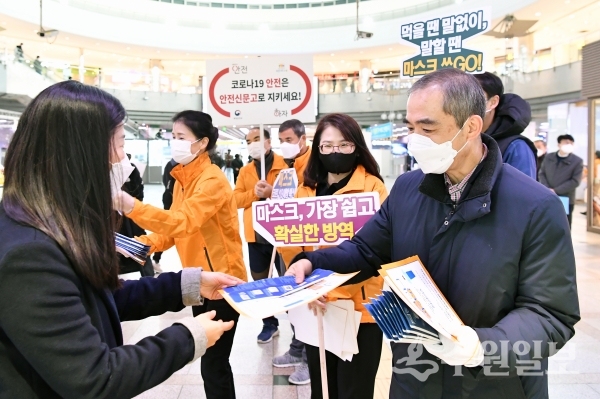조무영 제2부시장(오른쪽)이 수원시 지역자율방재단 단원들과 함께 홍보물을 배부하고 있다.(사진=수원시)
