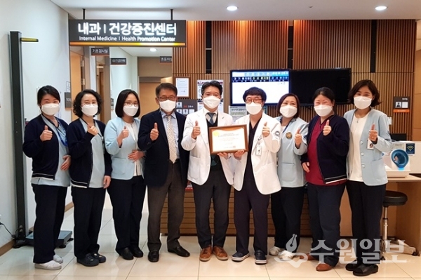 안양윌스기념병원 의료진들이 기념촬영을 하고 있다.(사진=얀양윌스기념병원)