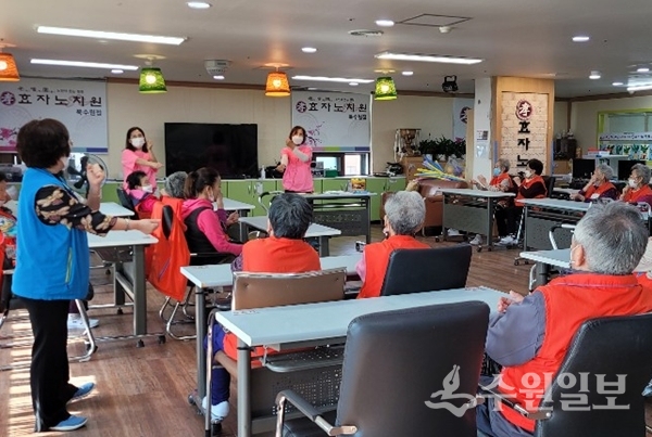 노인돌봄기관에서 신중년들이 봉사활동을 하고 있다.(사진=수원시 신중년 인생이모작지원센터)