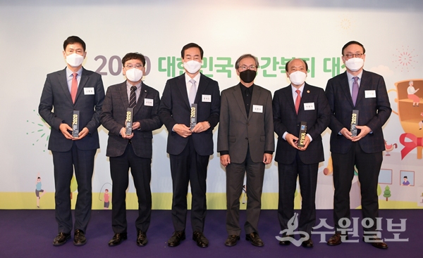 ‘2020 대한민국 공간복지대상’시상식에서 서정욱 오산시 홍보담당관(왼쪽에서 두번째)을 비롯한 수상자들이 포즈를 취하고 있다.(사진=오산시)