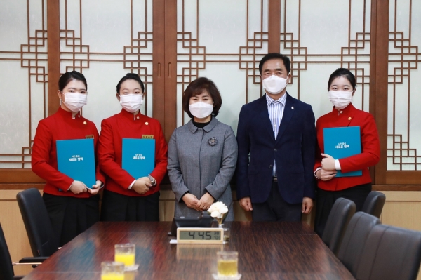 정장선 시장(오른쪽 두번째)이 한국관광고 서명미 교장 및 학생들과 기념사진을 찍고 있다.(사진=평택시)