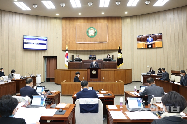 김상돈 의왕시장이 제272회 의왕시의회 제2차 정례회에서 2021년 시정방향을 밝히고 있다.(사진=의왕시)