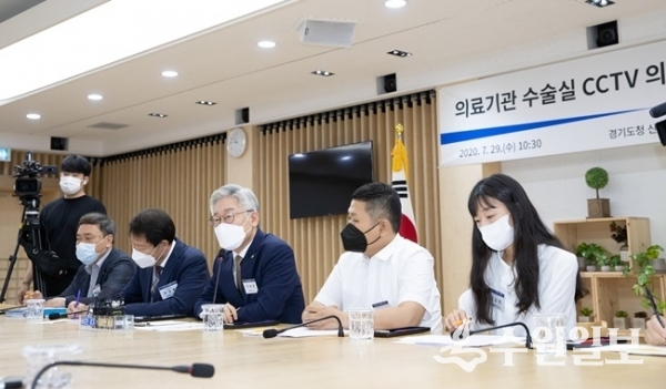 이재명(가운데) 경기도지사가 지난 7월 29일 수술실 CCTV 입법지원 간담회에 참석한 모습.(사진=경기도)