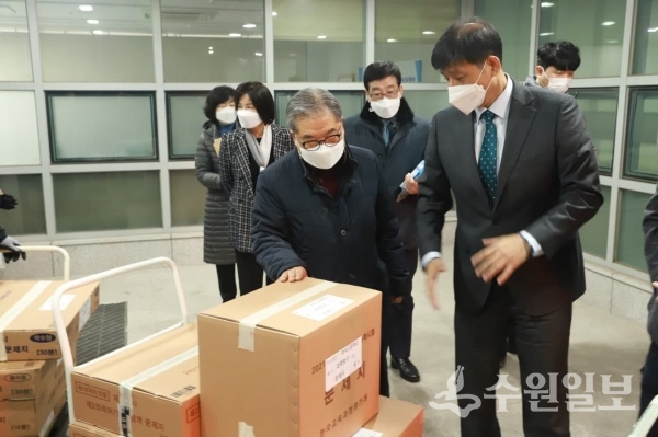 이재정 교육감(가운데)이 구리남양주교육지원청에서 수능 시험지 이송을 확인하고 있다.(사진=경기도교육청)