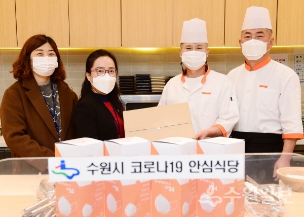 수원시 관계자가 ‘수원시 코로나19 안심식당’에 방역 물품을 전달하고 있다.(사진=수원시)