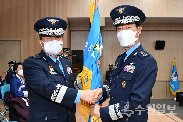 공군작전사령부 칠성홀에서 진행된 취임식에서 김준식 신임 공군작전사령관이 이성용 공군참모총장에게 부대기를 수여 받고 있다.