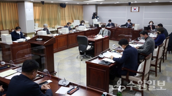수원시의회 도시환경위원회 회의 장면.(사진=수원시의회)