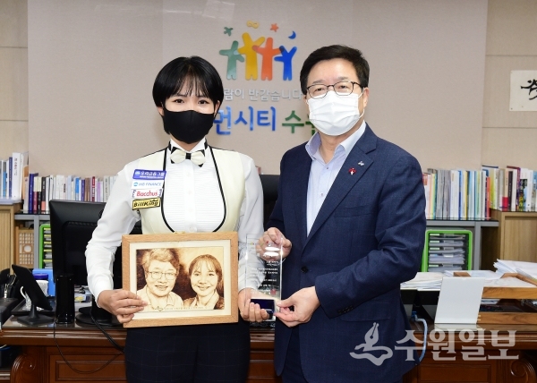 염태영 수원시장(오른쪽)과 스롱 피아비씨가 위촉식 후 기념촬영을 하고 있다.