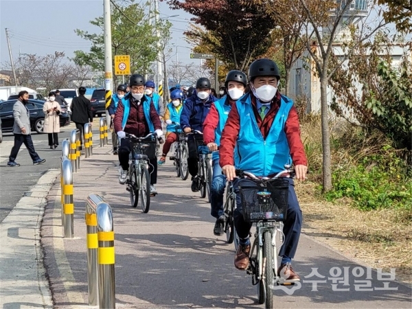정장선 평택시장이 자전거를 타고 자전거 전용도로를 누비고 있다.(사진=수원시)
