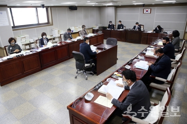 수원시의회 문화체육교육위원회가 안건을 심사하고 있다.(사진=수원시의회)