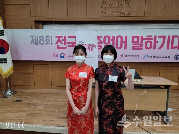전국이중언어말하기대회 대상을 차지한 성남외고 박주영 학생(오른쪽)과 동상을 받은 병점중 윤지은 학생.(사진=경기도교육청)
