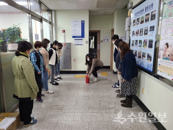 입북동 행정복지센터 직원들이 소화기 작동 실습을 하고 있다.(사진=입북동)