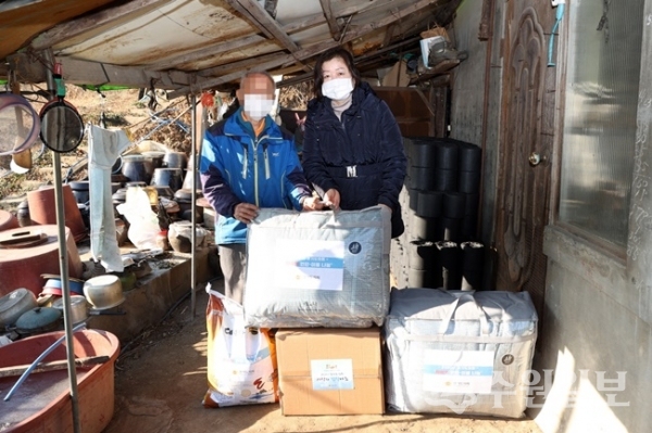 문경희 경기도의회 부의장이 사랑의 이불을 전달 후 기념촬영을 하고 있다.(사진=경기도의회)