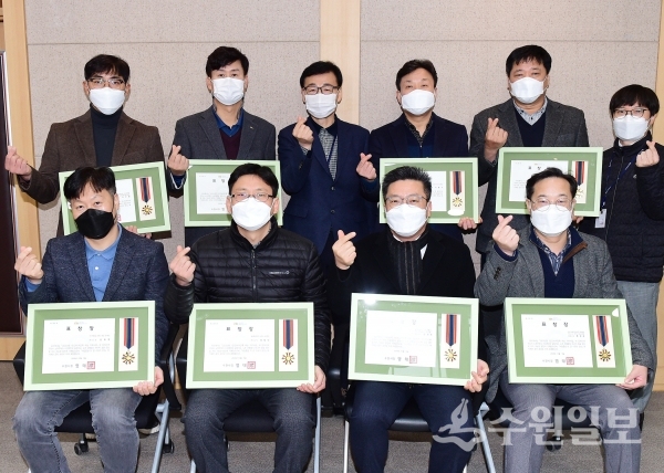 이길주 수원시 건축과장(맨 뒷줄 왼쪽 3번째)과 시공사 현장소장 등 주요 관계자들이 함께하고 있다.(사진=수원시)