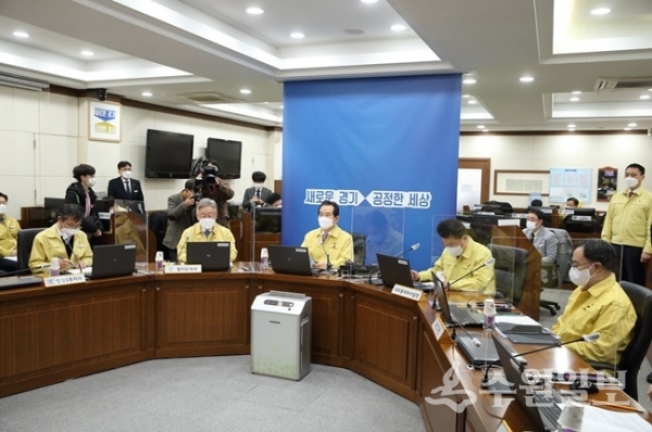 9일 오전 정세균 국무총리가 이재명 경기도지사와 코로나 바이러스 감염증 19 중앙재난안전대책본부 회의에 참석 하고 있다.(사진=경기도)