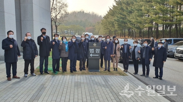 정장선 시장을 비롯한 평택시 관계자들이 대법원에서 열린 2차 변론에 참석했다.(사진=평택시)