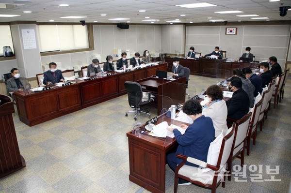 수원시의회 예산결산특별위원회가 내년도 예산안 등에 대해 심사를 하고 있다.(사진=수원시의회)