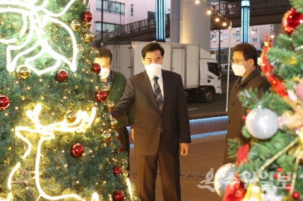 김상돈 의왕시장(가운데)이 크리스마스 트리를 살펴보고 있다.(사진=의왕시)