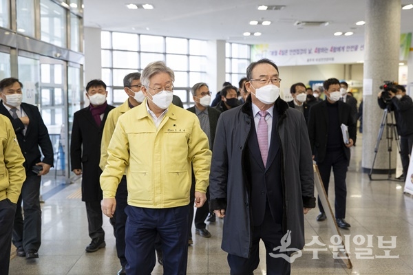 14일 오전 민간시설에 대한 첫 긴급동원 조치에 착수한 이재명 경기도지사(왼쪽)와 김인규 경기대학교 총장이 수원 경기대 기숙사를 현장점검 하고 있다.(사진=경기도)