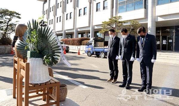 장현국 경기도의회 의장(가운데)이 도의회 청사 앞 '평화의 소녀상' 에서 헌화와 묵념을 하고 있다.(사진=경기도의회)