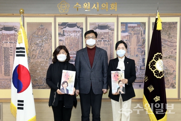 이미경 위원장(오른쪽), 조미옥 부위원장(왼쪽)이 수상 후 기념사진을 찍고 있다.(사진=수원시의회)