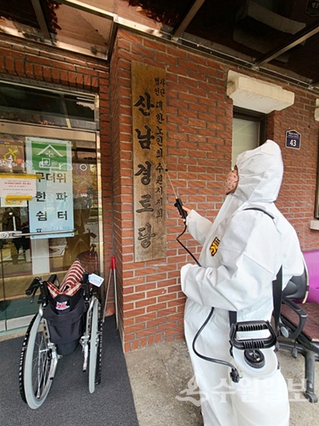 수원시재향군인회 관계자가 산남경로당에서 소독을 하고 있다.(사진=수원시)