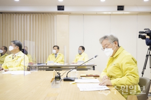 코로나19 대응 화상점검회의에 참석한 이재명(오른쪽) 경기도지사.(사진=경기도)