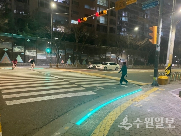 잠원초교 앞 횡단보도에 설치된 LED 바닥 신호등.(사진=수원시)