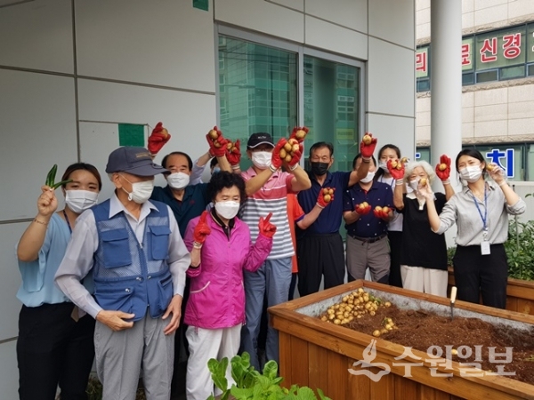 기흥구보건소 관계자 등이 기념촬영을 하고 있다.(사진=용인시)
