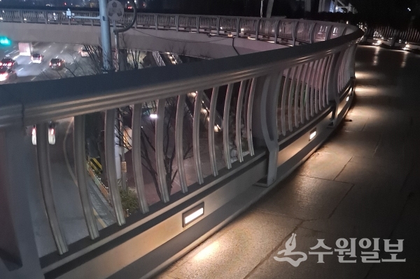 효성원형육교를 밝히고 있는 조명들.(사진=팔달구)
