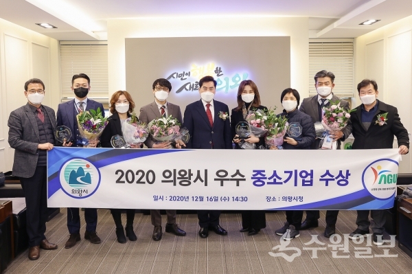 김상돈 의왕시장(가운데)이 기업 대표들과 함께 기념사진을 찍고 있다.(사진=의왕시)