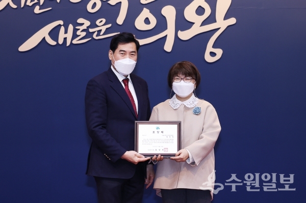 김상돈 의왕시장(왼쪽)이 유공자와 기념사진을 찍고 있다.(사진=의왕시)