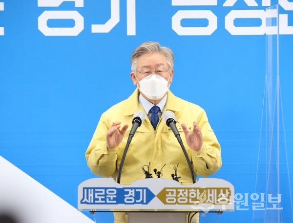 21일 오후 경기도청 브리핑룸에서 이재명 경기도지사가 오는 23일 0시부터 내년 1월3일 자정까지 5인이상 실내외 모든 사적모임을 금지하는 집합금지 행정명령을 발표하고 있다. (사진=경기도)